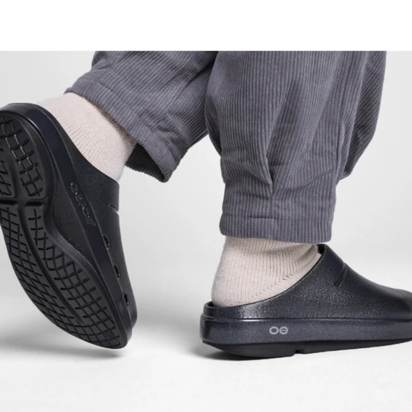OOFOS OOcloog Black Clog - Size W10 / M8 - Picture 12 of 12